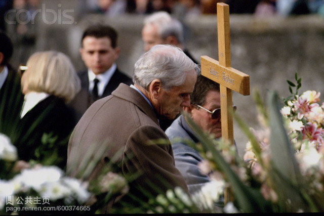 Mel Ferr at Audrey s grave